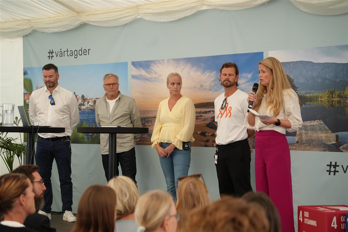 Bilde av paneldeltakere på scenen - Klikk for stort bilde
