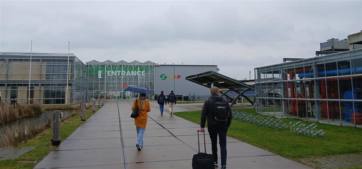 inngangen til Entrance bygget i regnvær - Klikk for stort bilde