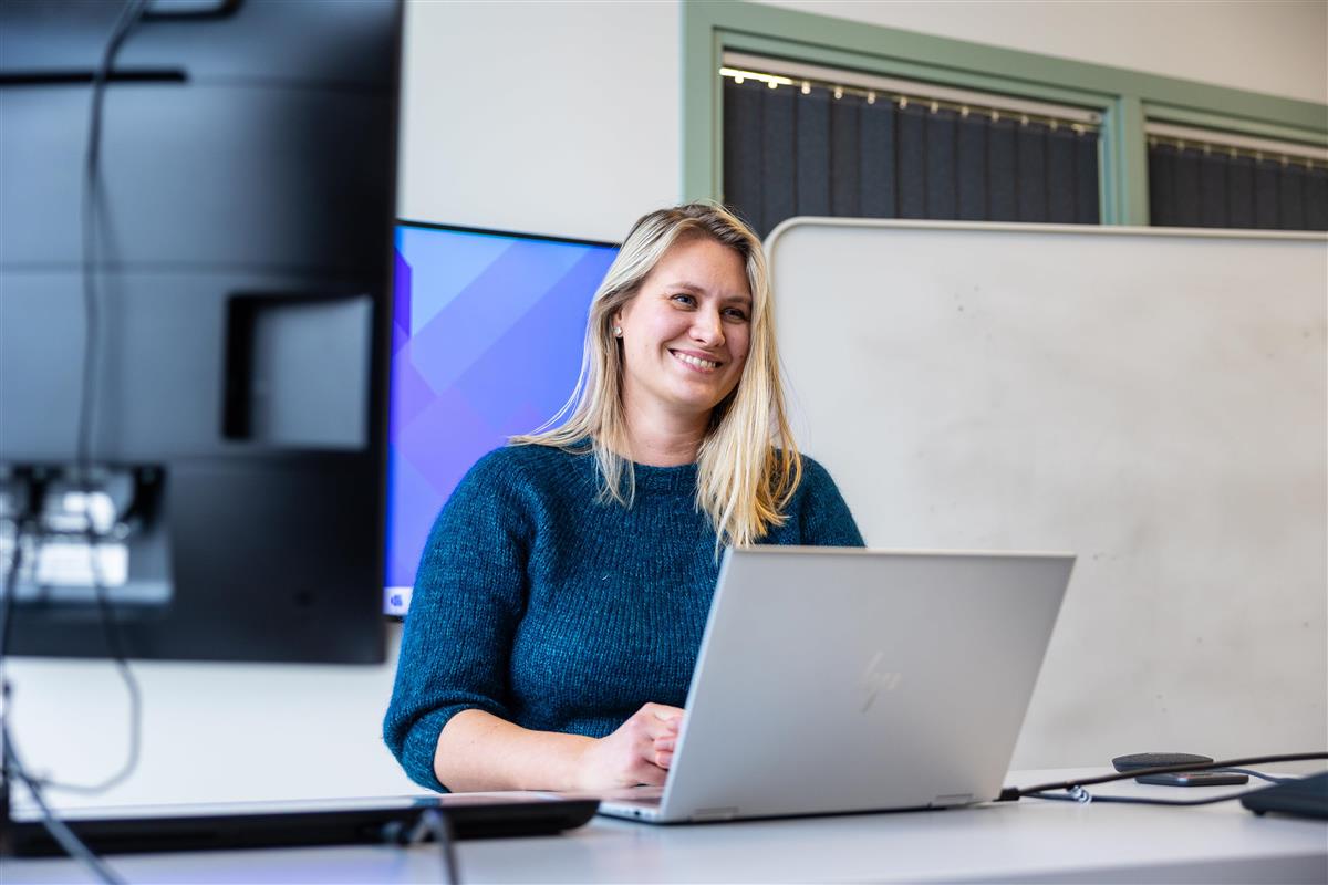 en kvinne som sitte bak en PC - Klikk for stort bilde