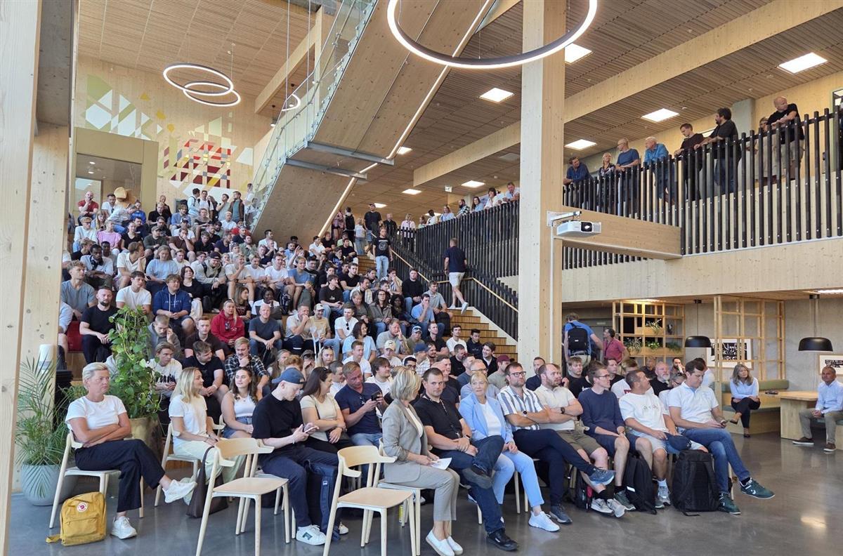 bilde av studenter som sitter på trappene ved studiestart - Klikk for stort bilde