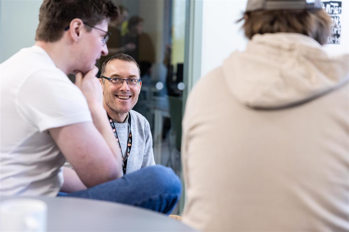 bilde av tre menn som sitter op prater sammen - Klikk for stort bilde