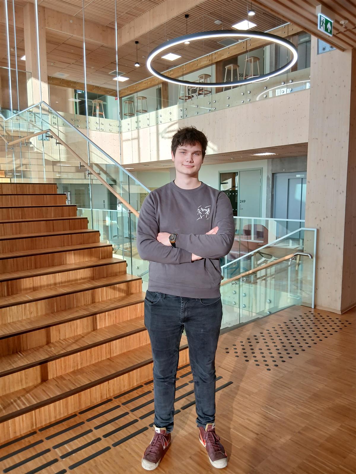 Bilde av en ung mann som står foran trappa - Klikk for stort bilde