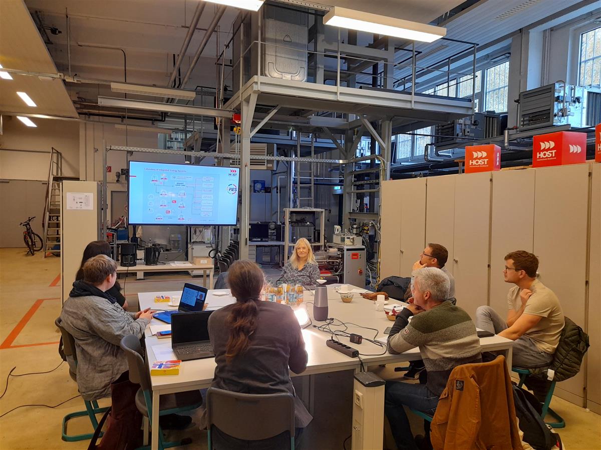 en gruppe mens rundt et stort møtebord i laboratoium i Tyskland - Klikk for stort bilde