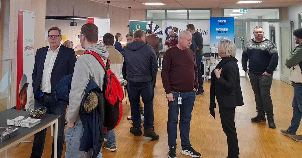 mennesker står og prater sammen i gangen på fagskolen - Klikk for stort bilde